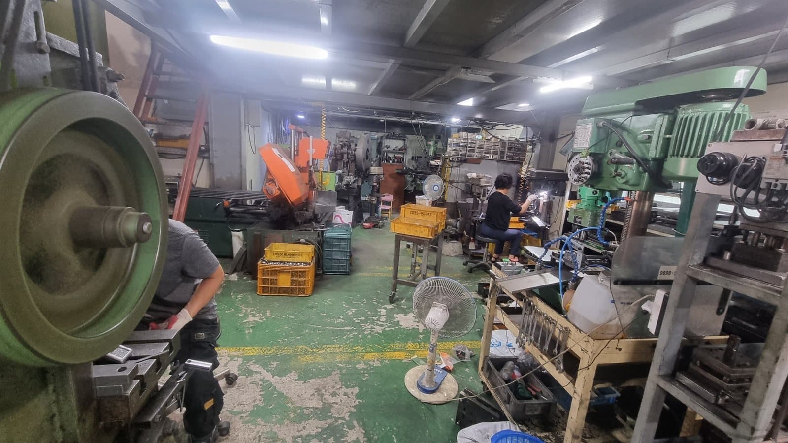 용화테크 공장 내부에서 프레스 작업이 진행 중인 모습